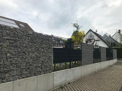 Abstützung mit L Steinen Gabionen und Doppelstabgitterzaun Von Korpala Gmbh Garten Landschaftsbau