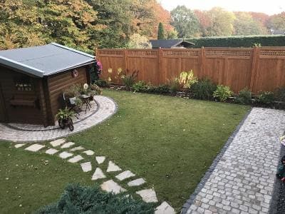 Gartengestaltung mit Kleinpflaster Naturstein Ruhrsandstein und Holzsichtschutzzaun Von Korpala Gmbh Garten Landschaftsbau