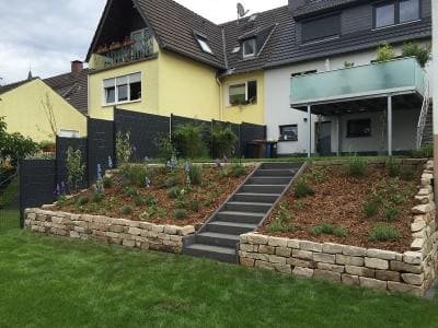 Trockenmauer Ruhrsandstein Mit Treppenanlage Und Mit Bepflanzung Von Korpala Gmbh Garten Landschaftsbau